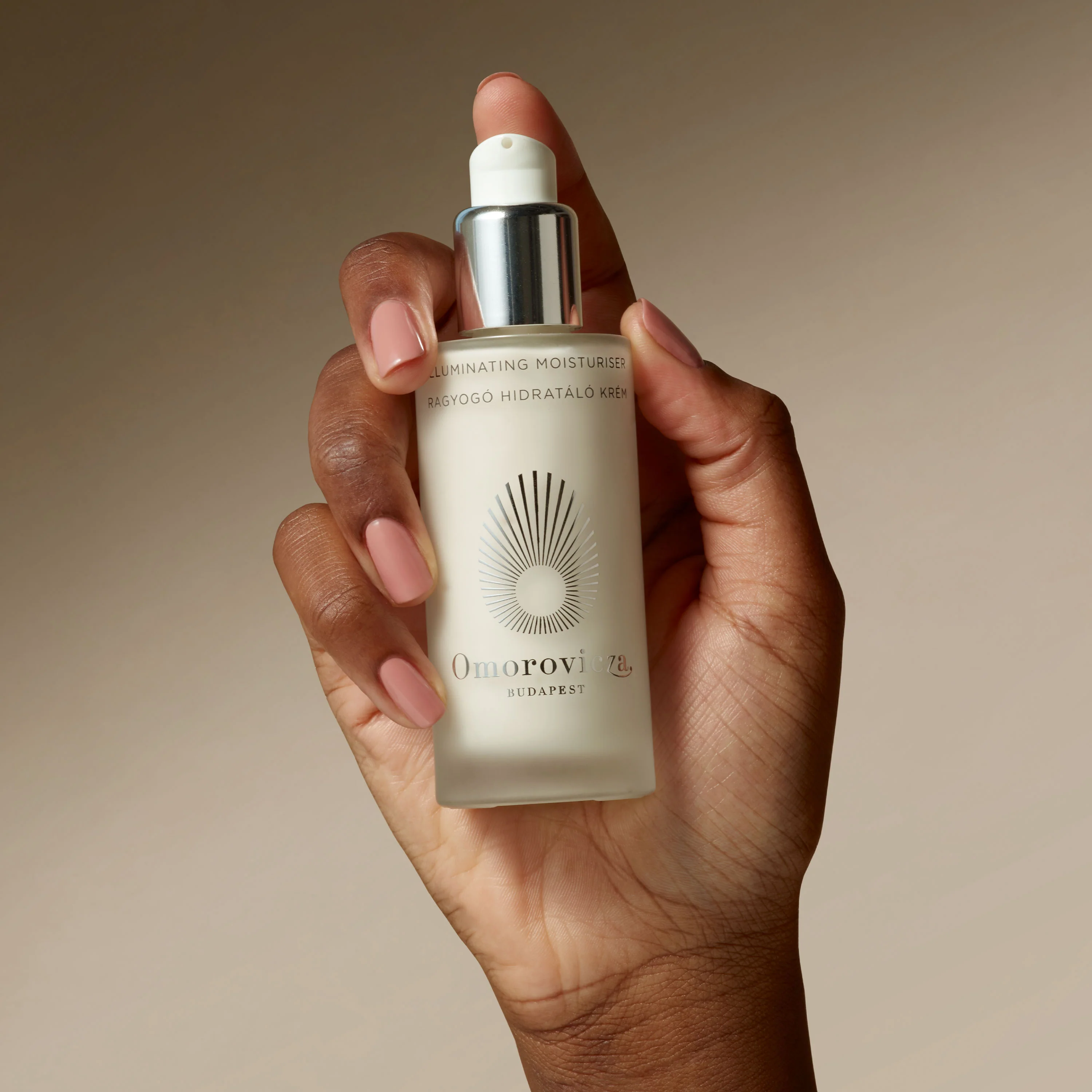 Illuminating Moisturiser Mini - Image 3